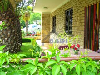 ISTRA - TRI APARTMAJI - VRT 150M2 - TRI PARKIRNA MESTA