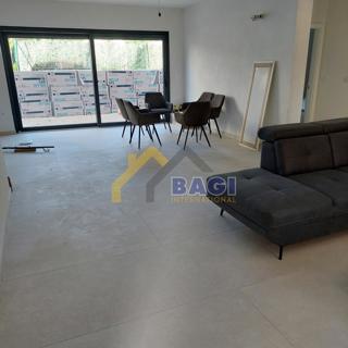 ROVINJ APARTMA 500M OD MORJA - 81,66m2 - vrt 58m2 - PARKIRIŠČE