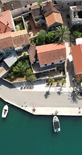 Kamnita hiša ob morju z ograjenim vrtom, Vrboska, otok Hvar