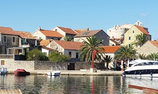 Kamnita hiša ob morju z ograjenim vrtom, Vrboska, otok Hvar