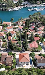 Luksuzna nova hiša z bazenom, telovadnico in tehnologijo pametnega doma