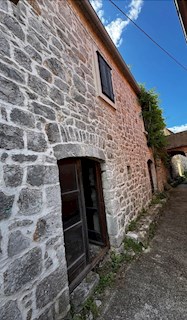 Kamnita hiša z vrtom in zemljiščem Dol, otok Hvar
