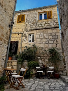 Tradicionalna kamnita hiša z odobrenim projektom – mesto Hvar