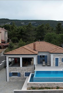 Lepa novozgrajena kamnita hiša v Jelsi z bazenom in pogledom na morje