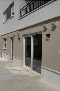 Novozgrajeno pritlično stanovanje z vrtom in parkiriščem v mestu Hvar