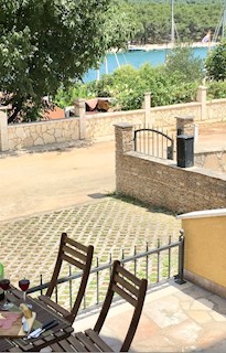 Kvalitetan apartman s teraso in parkiriščem v Starem Gradu, Hvar