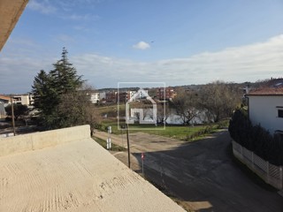 Stanovanje Na odlični lokaciji v Medulinu, nedaleč od starega mestnega jedra, se gradi sodoben, manjši objekt s 3 stanovanji.