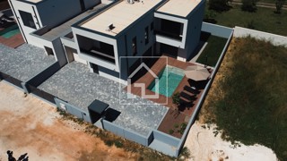 Hiša Pomer, dvojček z bazenom in pogledom na morje