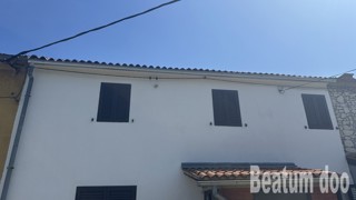 Stara kamnita hiša v središču Brtonigle