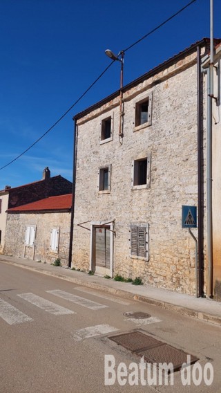 Dve hiši skupaj z večjim vrtom v centru Višnjana