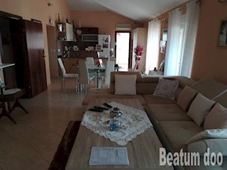 Velik apartma s čudovitim pogledom na morje - Novigrad
