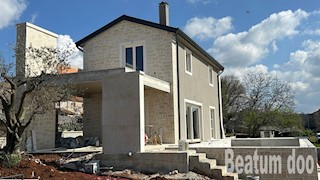 Manjša vila z wellnessom in bazenom v bližini Višnjana