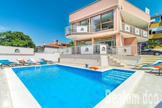Vila v centru mesta z bazenom