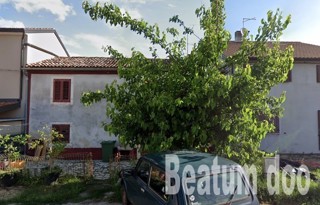 Kamnita hiša za obnovo z manjšim vrtom