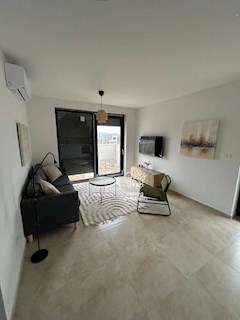 MEDULIN – Apartma z bazenom in vrtom, 300 m od morja, opremljen, novogradnja