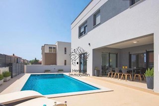 PULA – Vila z bazenom