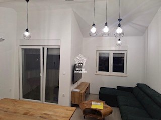 PULA - VALDEBEK - Opremljen stan s garažo
