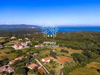 KRNICA - Dvonadstropna hiša in 3500m2 stavbnega/kmetijskega zemljišča