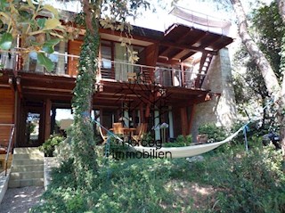 ROVINJ – Vila obdana z gozdom, 150m od morja