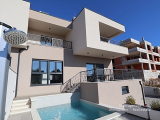 Luksuzna polovica dvojne kuće, Vodice