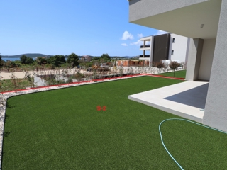 Apartma v pritličju, vrt, zelo blizu plaže, Vodice, 320.000€
