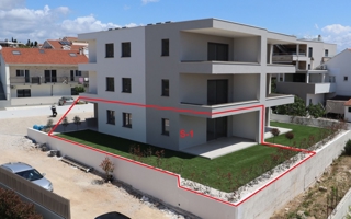 Vodice, apartma blizu mora, prizemlje, 3 spalnice