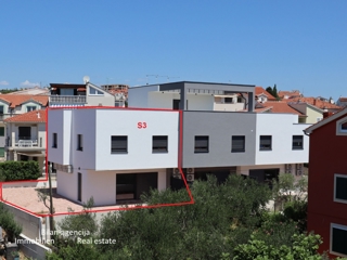 Dvoetažno stanovanje z vrtom, Vodice