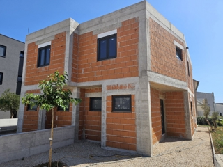 Vodice, mirna lokacija, polsamostojna hiša