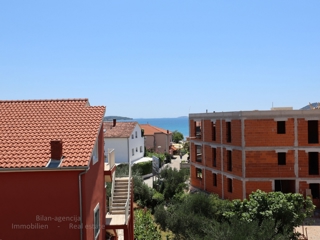 Stanovanje s strešno teraso, le 220 m od plaže, Vodice