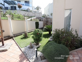 Murter, opremljena hiša s 4 apartmaji, 450 m od morja in plaže.