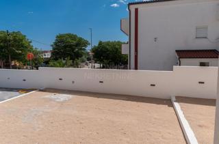 Dupleks stanovanje z dvoriščem, Vodice