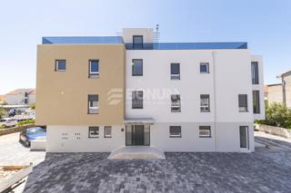 Manjše stanovanje z dvoriščem v centru mesta, Vodice