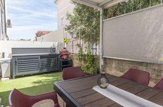 Apartma z vrtom, parkirnim mestom in shrambo – Opremljen in vseljiv, Vodice