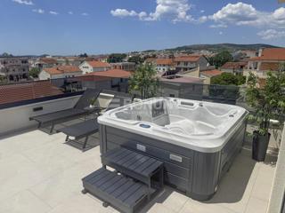 Vodice – Novogradnja: 3-sobno stanovanje s strešno teraso, 690 m od plaže