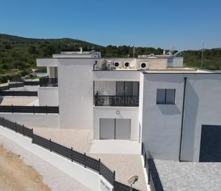 Odlično dvosobno stanovanje, prvo nadstropje, Vodice