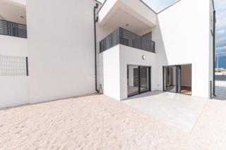 Apartma v pritličju stavbe z dvoriščem, Vodice