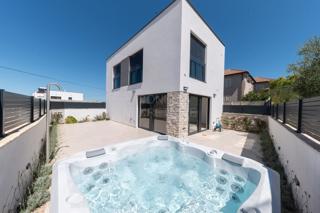 Odlična polpritlična hiša v bližini plaže, Murter