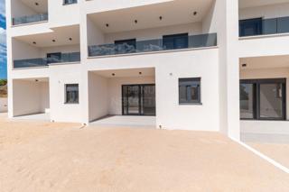 Odlično dvonadstropno stanovanje z dvoriščem, Vodice