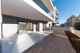  Piękny apartament z podwórkiem blisko plaży, Tribunj