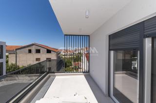  Trisobno stanovanje s strešno teraso, Vodice