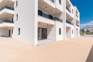 Novo dvonadstropno stanovanje z dvoriščem, Vodice