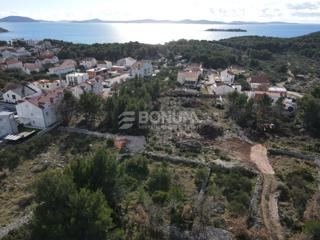 Zazidljivo zemljišče 1.002 m² v Tribunju – 300 m do morja, cona M1, pravilna oblika