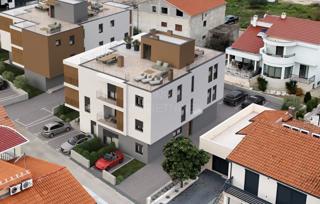 Odlično stanovanje z dvoriščem, Vodice