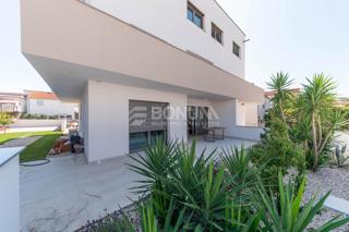 Odlična hiša s tremi apartmaji, Vodice
