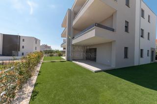  Apartma v novogradnji z dvoriščem, pritličje, Vodice