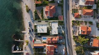 Brodarica – novogradnja v prvi vrsti ob morju – stanovanje s teraso