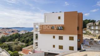 Lep apartma z bazenom in razgledom, Primošten