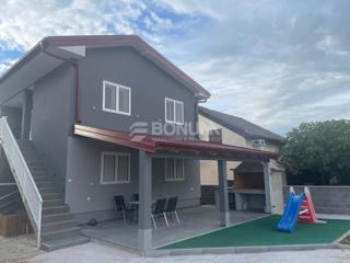 Privlaka – Samostojna hiša z bazenom in dvema stanovanjema na veliki parceli