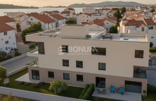 Moderno pritlično stanovanje s teraso in vrtom, 50 m od morja – Srima, Vodice