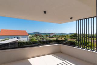 Čudovit apartma (tri spalnice), prvo nadstropje, Vodice